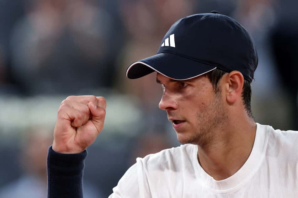 Rafael Jodar reage em duelo contra João Fonseca no Masters 1000 de Madri. (Foto: Thomas Coex/AFP)