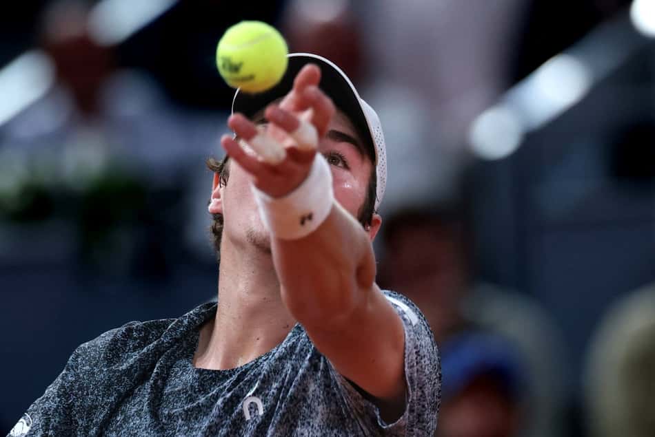 João Fonseca saca contra Rafael Jodar no Masters 1000 de Madri. (Foto: Thomas COEX/AFP)
