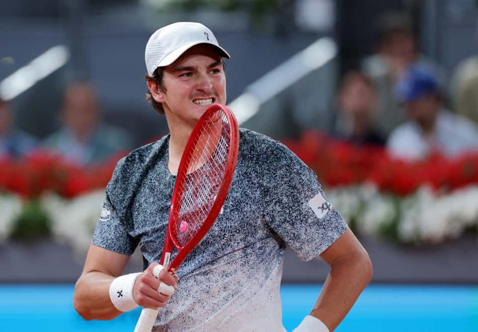 João Fonseca reage em partida contra Rafael Jodar no Masters 1000 de Madri. (Foto: Thomas Coex/AFP)