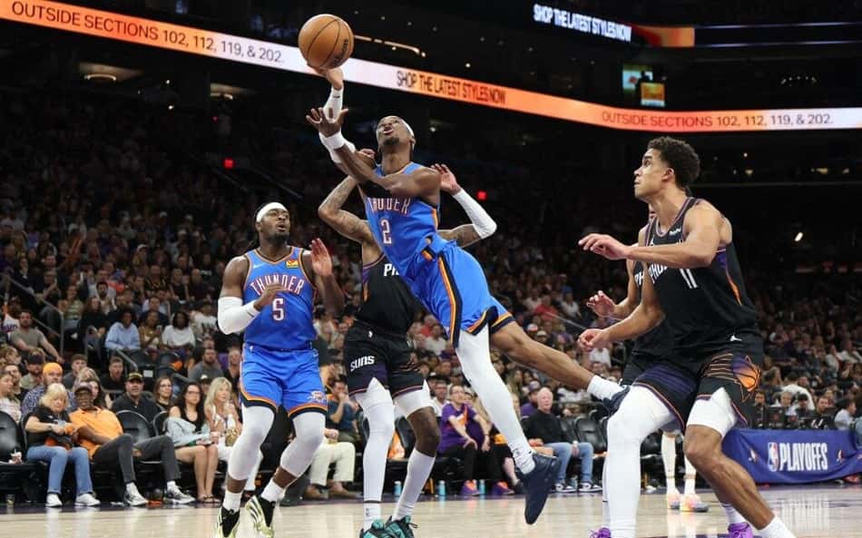 Shai Gilgeous-Alexander, número 2, comandou mais uma vitória do Oklahoma City Thunder na NBA (Foto: Christian Petersen/AFP