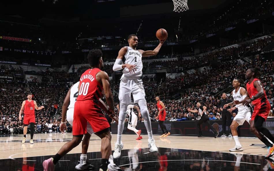 O francês Victor Wembanyama, do San Antonio Spurs na partida contra o Portland Trail Blazers pelos playoffs da NBA (Foto: Joe Murphy/NBAE via AFP