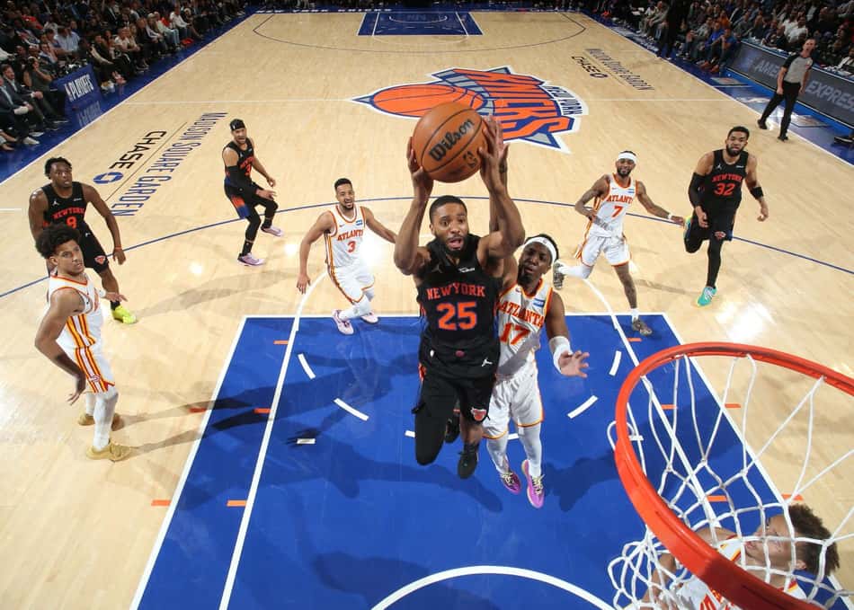 Mikal Bridges, do New York Knicks, na vitória sobre o Atlanta Hawks no Madison Square Garden. (Foto: Nathaniel S. Butler / NBAE / Getty Images / Getty Images via AFP)