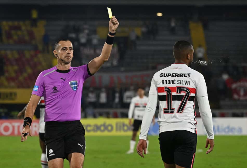 cartao amarelo para andre silva