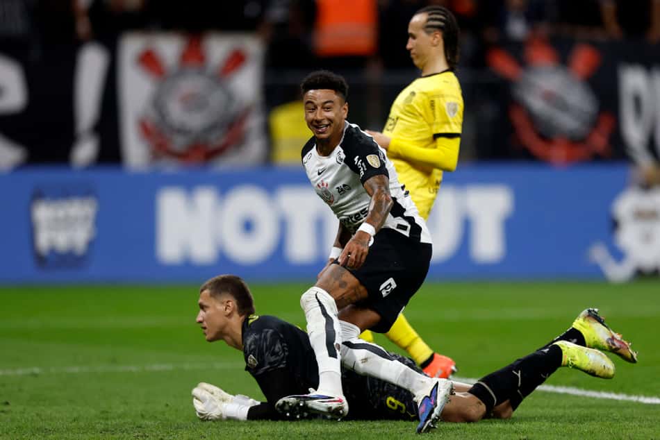 Lingard comemora gol com a camisa do Corinthians