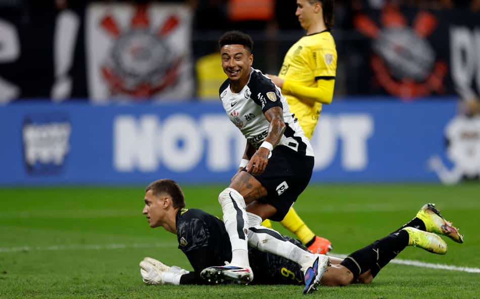 Lingard marca, Corinthians bate o Peñarol e fica perto das oitavas da Libertadores; dê suas notas