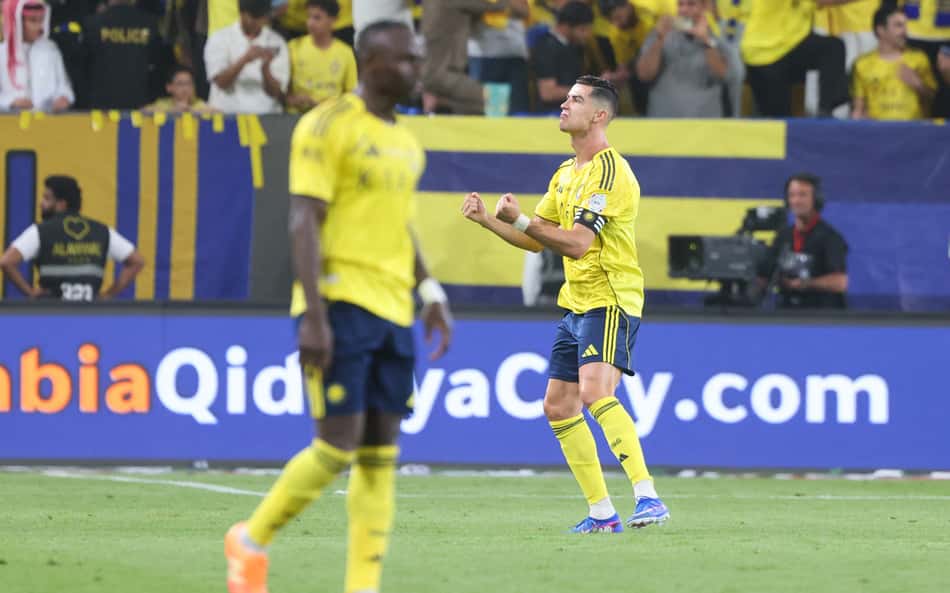 Cristiano Ronaldo comemora o gol 970 na carreira (Foto: Fayez NURELDINE / AFP)