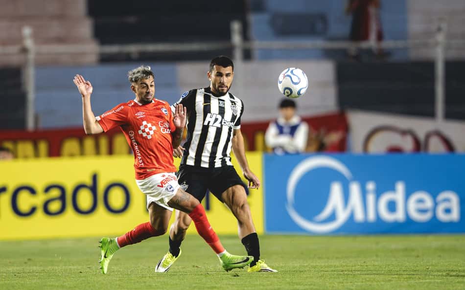 Alonso em disputa de bola em Cienciano x Atlético (Foto: Pedro Souza / Atlético)