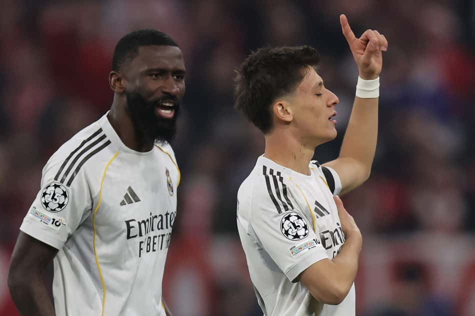 Antonio Rüdiger (esquerda) e Arda Güler (direita) comemorando gol marcado no duelo entre Real Madrid e Bayern de Munique.