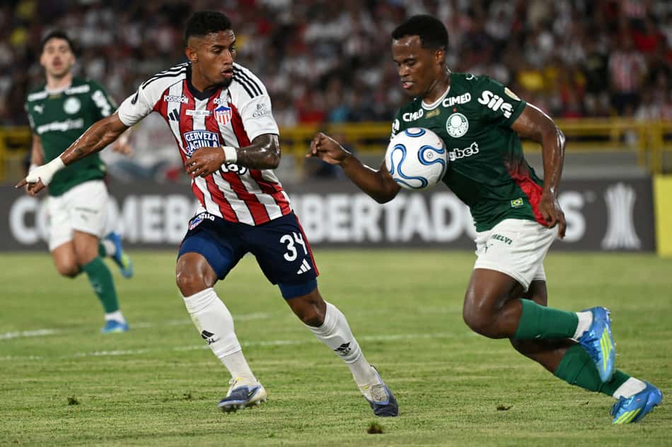 Arias, camisa 11 do Palmeiras, é acompanhado de perto por Guerrero, do Junior Barraquilla