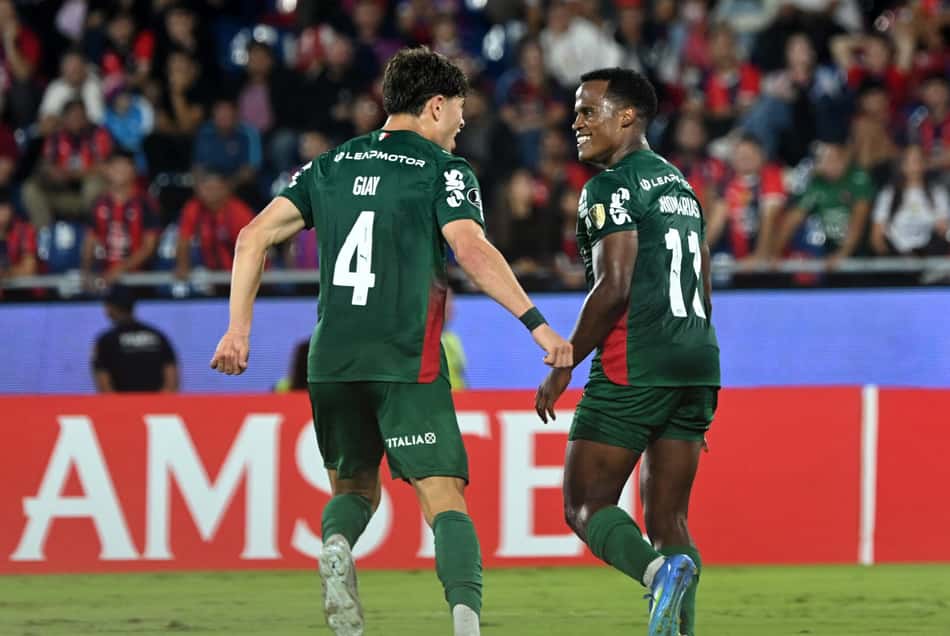 Arias celebra ao lado de Giay o gol marcado pelo Palmeiras contra o Estudiantes