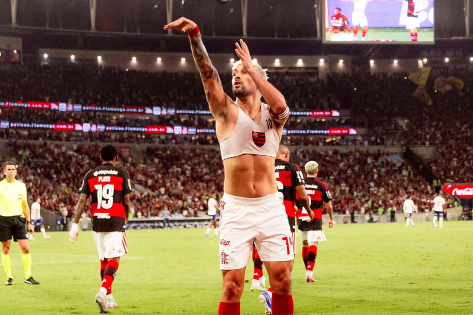 Arrascaeta simula arremesso em homenagem a Oscar Schmidt contra o Bahia (Foto: Adriano Fontes / Flamengo)