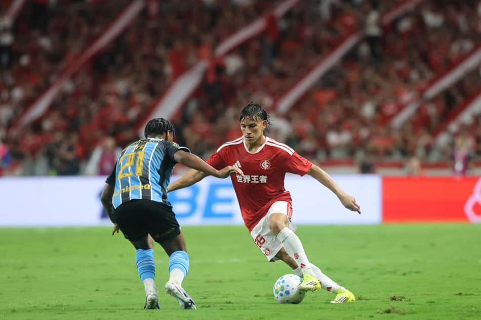 Bernabei, do Internacional, tenta levar vantagem na disputa com Tetê, do Grêmio