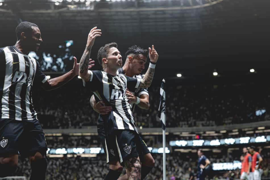 Bernard e jogadores comemoram gol (Foto: Pedro Souza / Atlético)