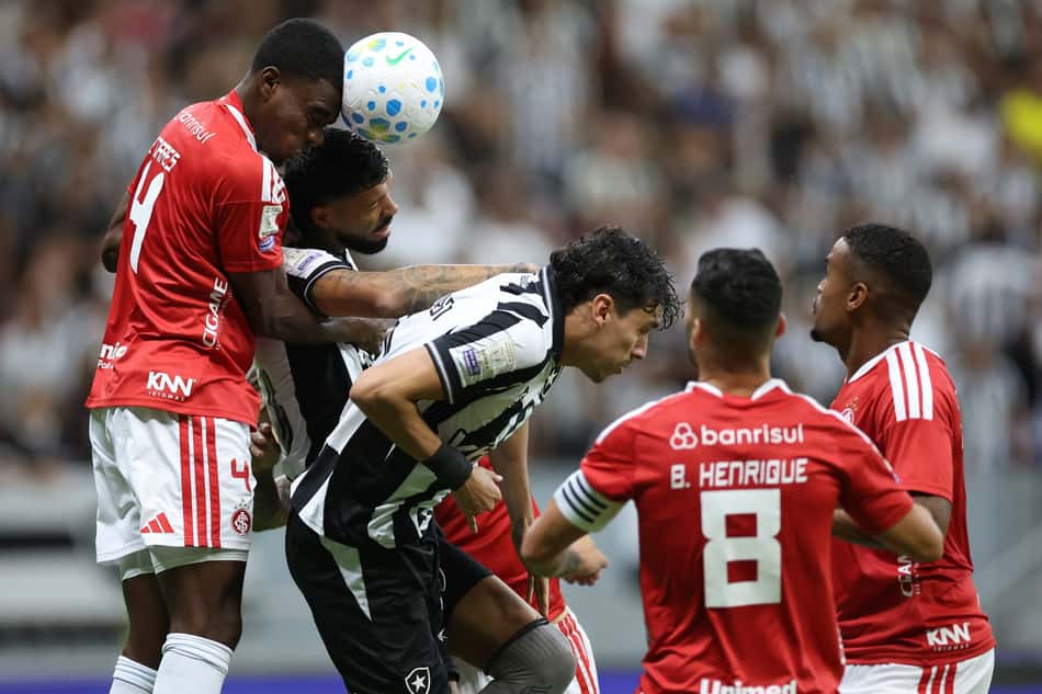 Botafogo e Internacional protagonizam duelo no Mané Garrincha pela 12ª rodada do Brasileiro