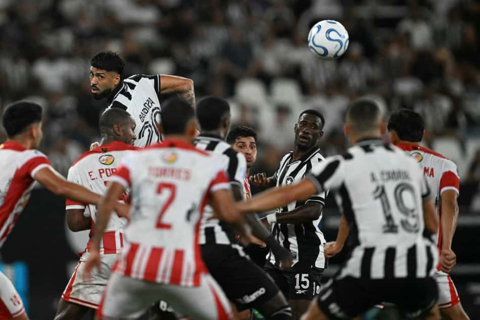 Botafogo e Independiente  Petrolero pela Copa Sul-Americana (Foto: Mauro PIMENTEL / AFP)
