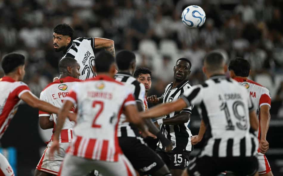 Botafogo e Independiente  Petrolero pela Copa Sul-Americana (Foto: Mauro PIMENTEL / AFP)
