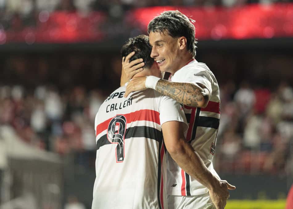 Calleri comemora o gol de Ferreira, o segundo marcado contra o Cruzeiro, no Morumbis, pelo Brasileiro