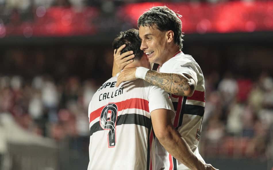 Calleri comemora o gol de Ferreira, o segundo marcado contra o Cruzeiro, no Morumbis, pelo Brasileiro