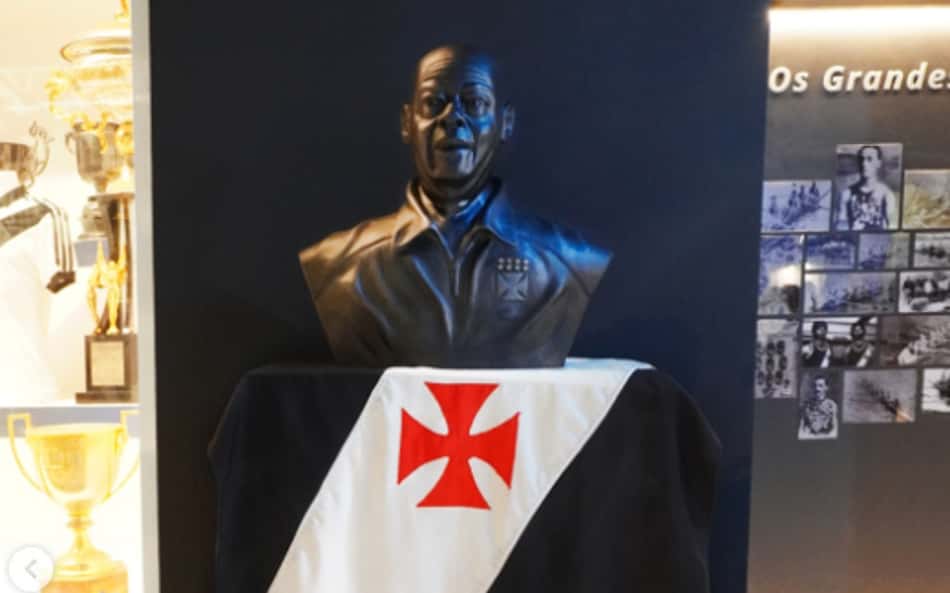 Vasco inaugura busto em homenagem a Pai Santana no museu do clube