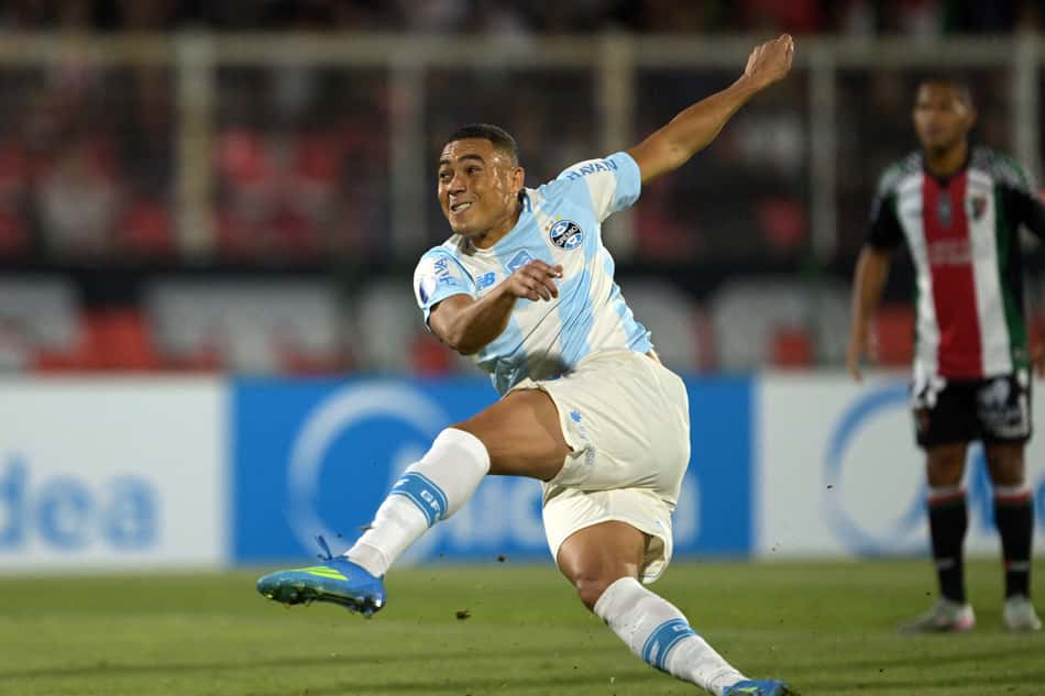 Carlos Vinicius escorrega em cobrança de pênalti desperdiçada em Palestino x Grêmio