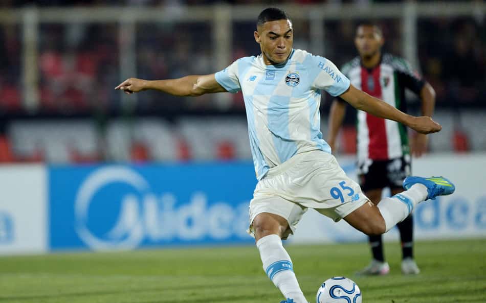 Carlos Vinícius perde três pênaltis seguidos em Palestino x Grêmio e choca torcedores