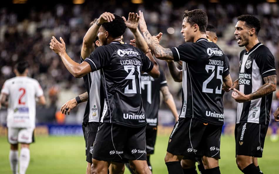 Jogadores do Ceará comemoram gol da equipe