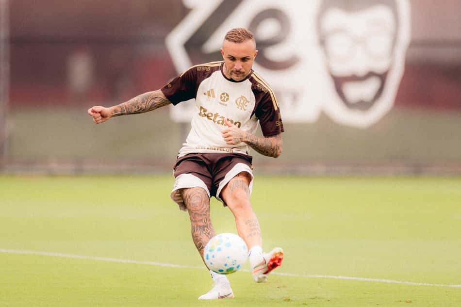 Cebolinha faz treino com bola no Ninho do Urubu