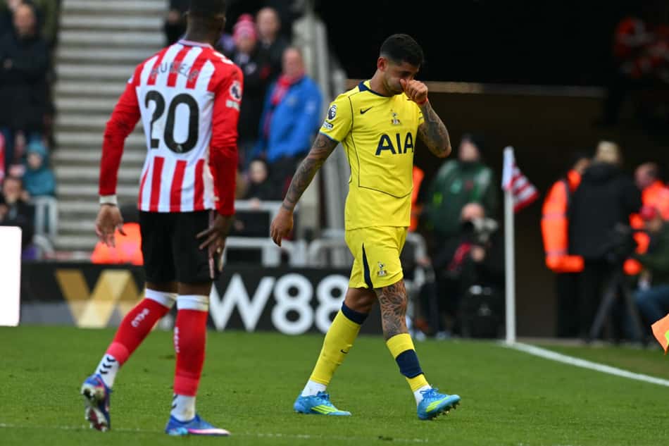 Cristian Romero em lance em que se lesionou em Sunderland x Tottenham, pela Premier League (Foto: ANDY BUCHANAN / AFP)