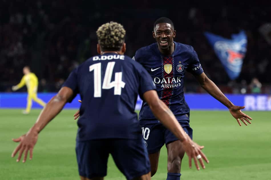 Dembélé e Doué comemoram gol do PSG sobre o Bayern, na Champions League