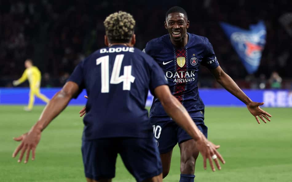 Dembélé e Doué comemoram gol do PSG sobre o Bayern, na Champions League