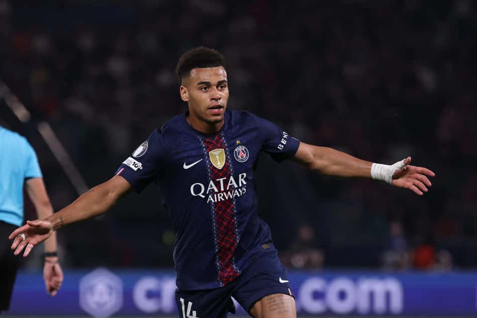 Doué comemorando gol no duelo entre PSG e Liverpool (Foto: Franck Fife/AFP)