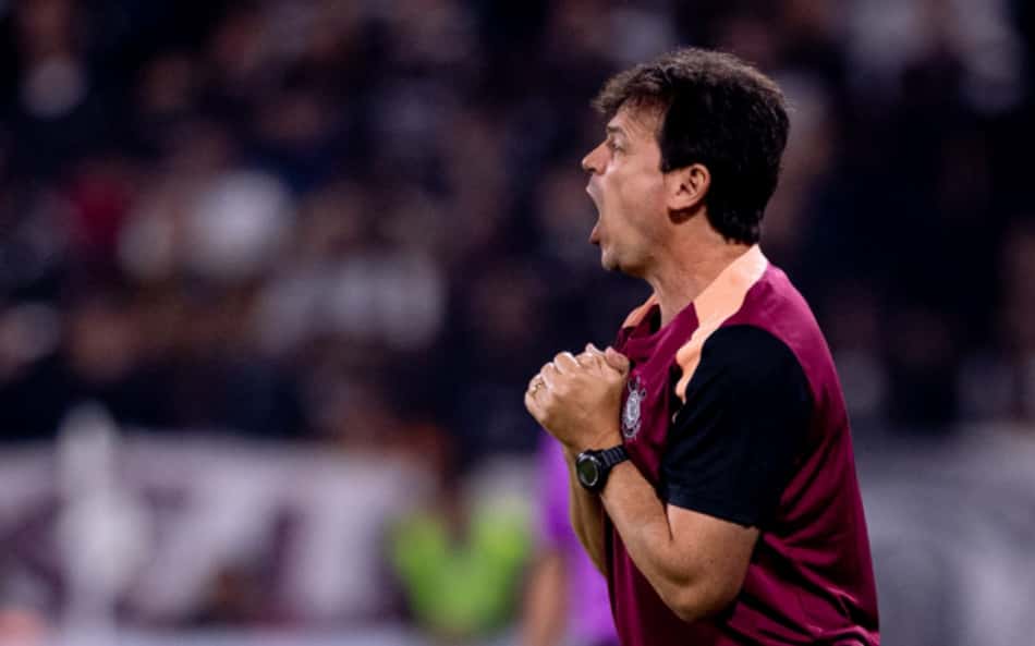 Decisão de Diniz em Corinthians x Santa Fe viraliza