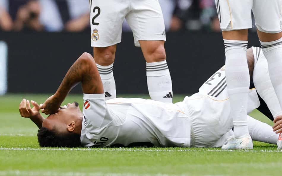 Eder Militão sofre lesão na partida contra o Atletico de Madrid em La Liga (Foto: Oscar Del Pozo / AFP)