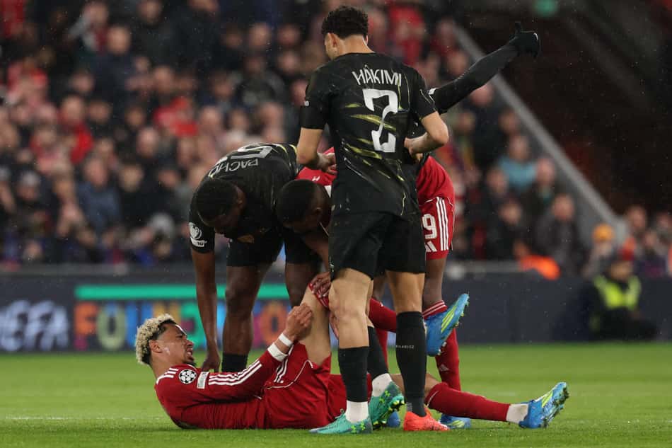 Ekitiké caído no campo após sofrer lesão (Foto: Franck Fife/AFP)
