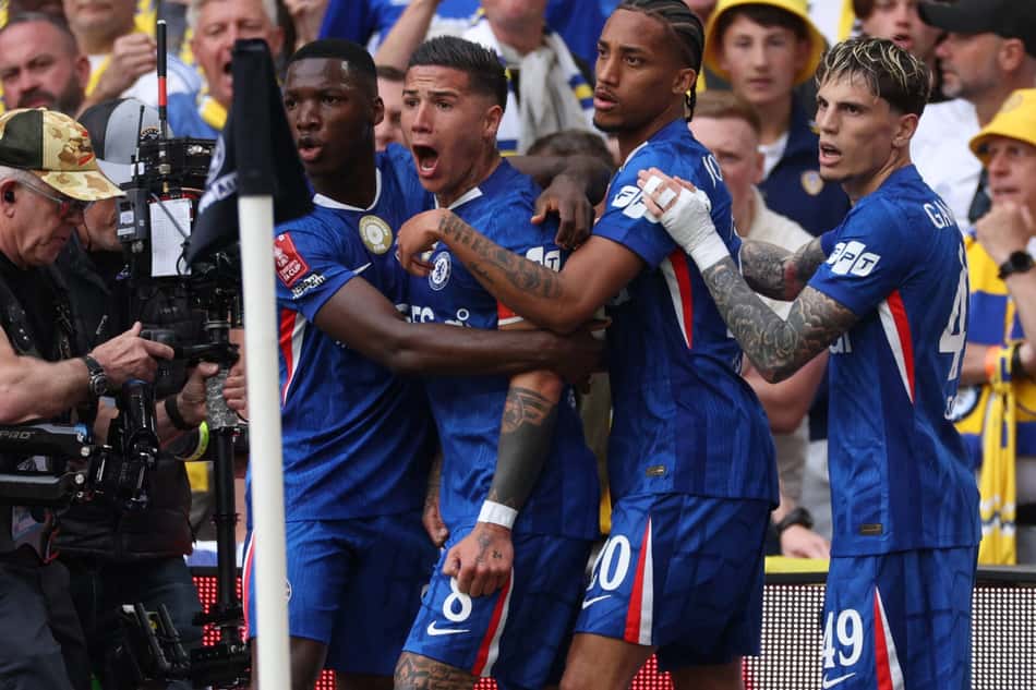 Enzo Fernández comemorando gol no duelo entre Chelsea e Leeds United (Foto: Adrian Dennis/AFP)