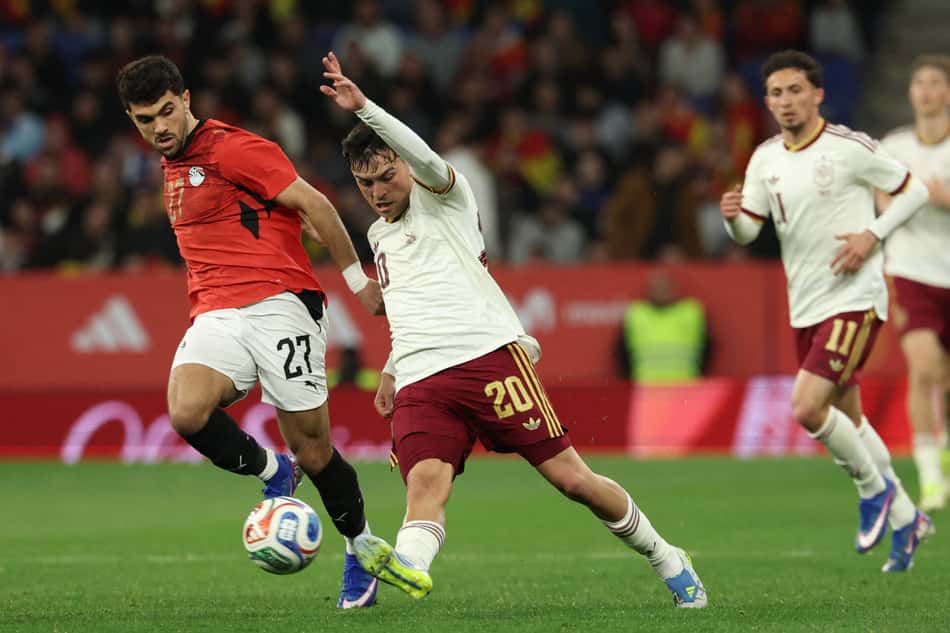 Espanha e Egito em ação (Foto: Lluis Gene/AFP)