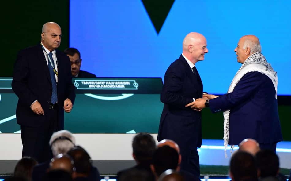Atitude de presidente da Federação Palestina com dirigente de Israel gera tensão na Fifa