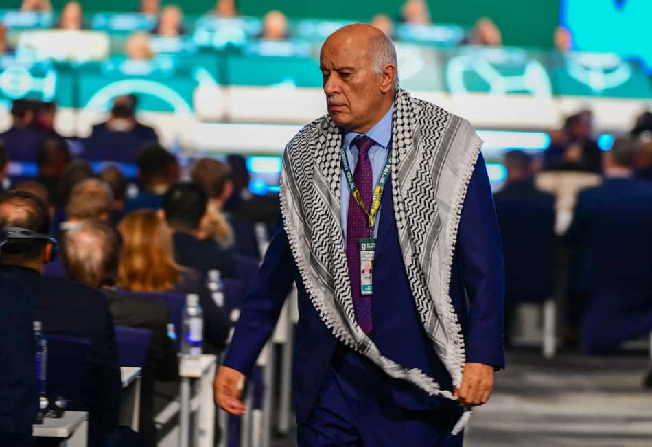 Atitude de presidente da federação palestina com dirigente de Israel gera tensão na Fifa (Foto: Don MacKinnon / AFP)
