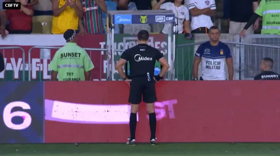 Fluminense x Chapecoense: VAR em ação no Maracanã