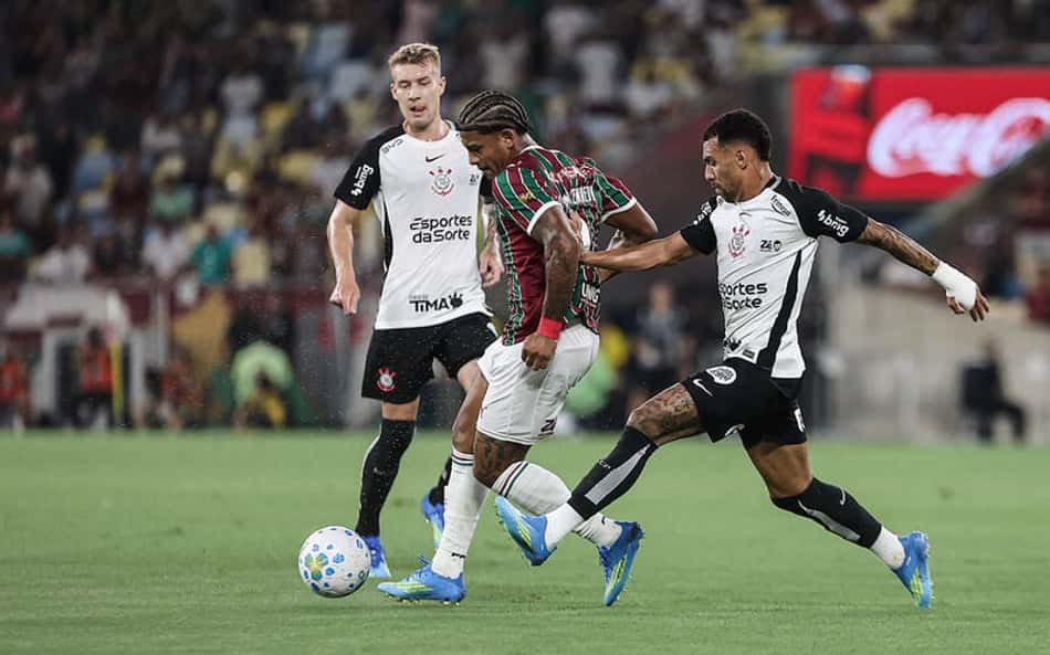 Atitude de jogador em Fluminense x Corinthians gera expulsão e repercute: 'Difícil'