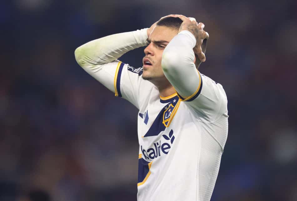 Gabriel Pec em ação durante confronto do LA Galaxy