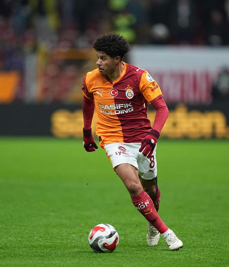 Gabriel Sara pelo Galatasaray (Foto: Divulgação/Galatasaray)