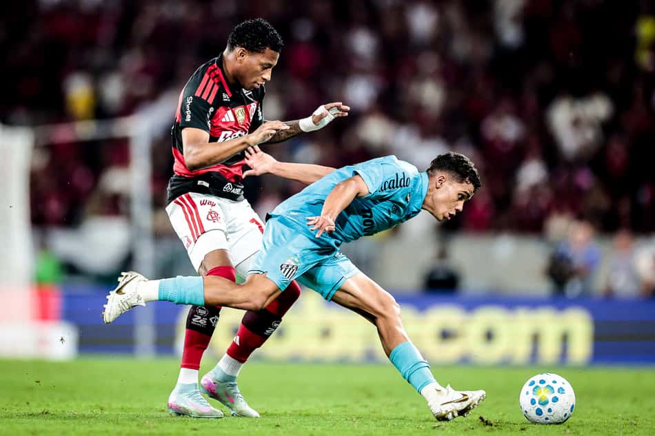 Gonzalo Plata durante partida do Flamengo pelo Brasileirão contra o Santos