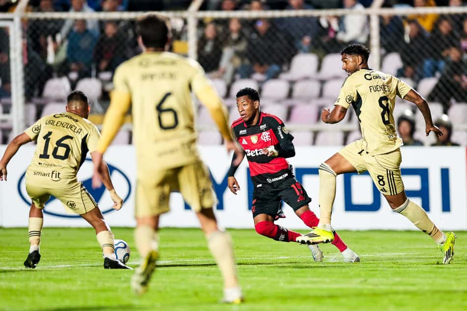 Gonzalo Plata em campo pelo Flamengo 