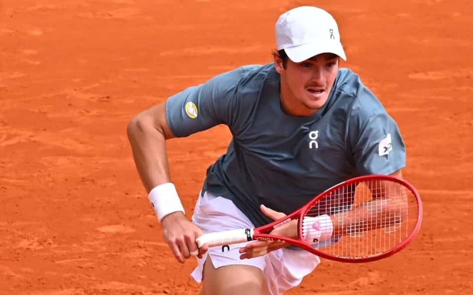 João Fonseca na vitória sobre o francês Arthur Rinderknech em Monte Carlo (Reprodução)