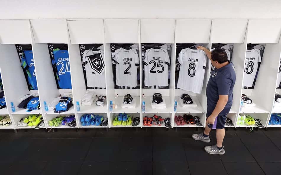 Botafogo tem mudança no meio para duelo com a Chapecoense; veja escalação