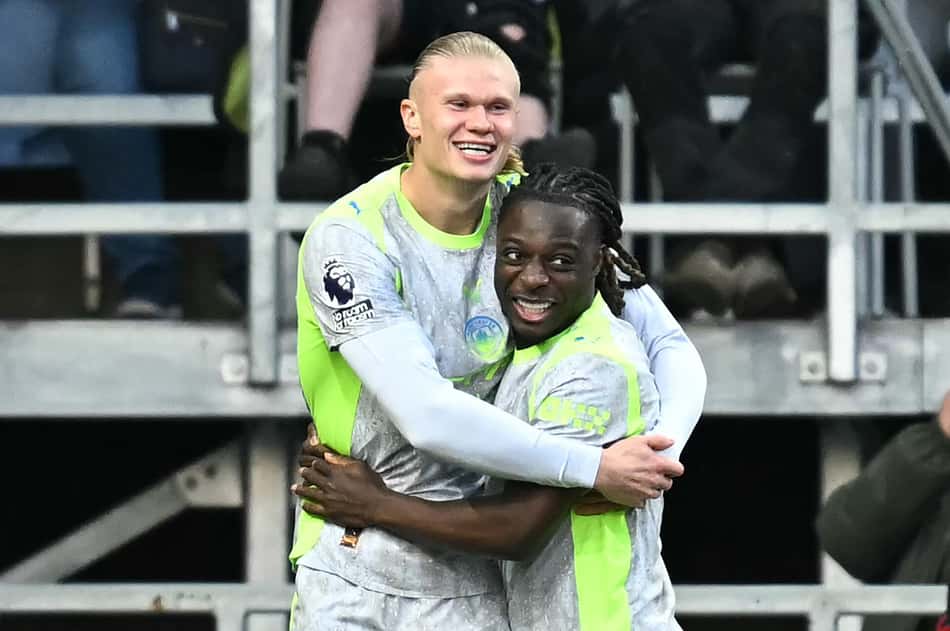 Haaland comemorando o gol marcado com Doku, quem deu a assistência (Foto: Paul Ellis/AFP)