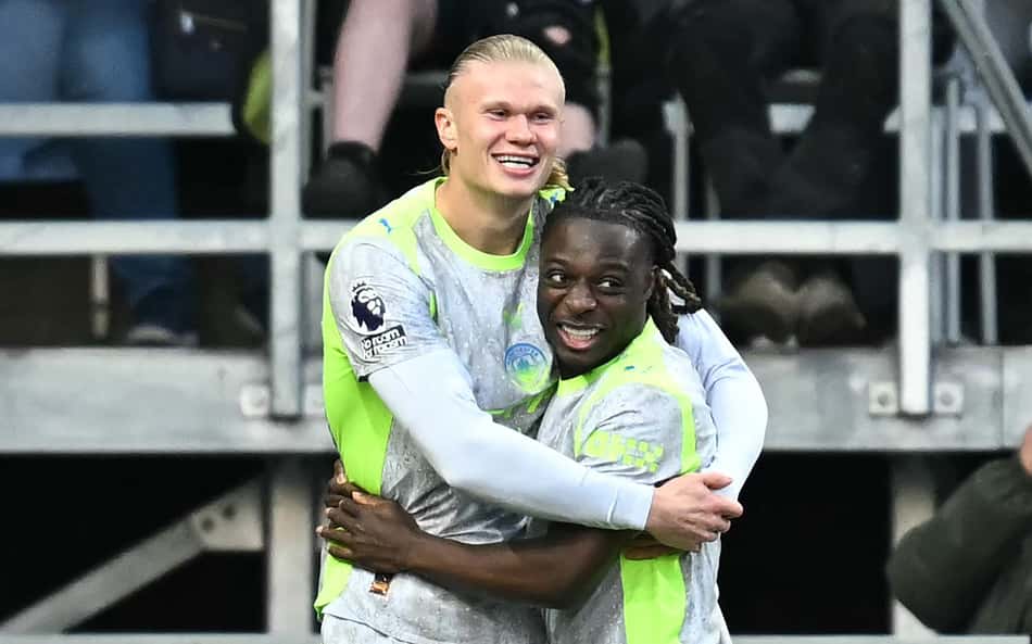 Haaland comemorando o gol marcado com Doku, quem deu a assistência (Foto: Paul Ellis/AFP)