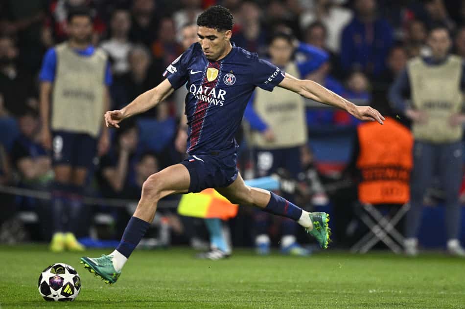 Hakimi em ação no duelo entre PSG e Liverpool na Champions League (Foto: Julien de Rosa/AFP)
