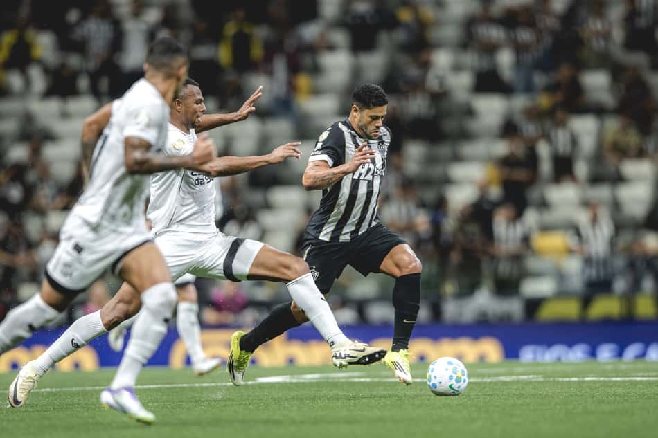 Hulk contra o Ceará  (Foto: Pedro Souza / Atlético)